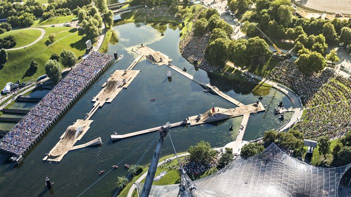 Θεαματική η πίστα για τον αγώνα Red Bull X-Fighters του Μονάχου, πάνω στη λίμνη Θεαματική η πίστα για τον αγώνα Red Bull X-Fighters του Μονάχου, πάνω στη λίμνη του Ολυμπιακού πάρκου της πόλης.